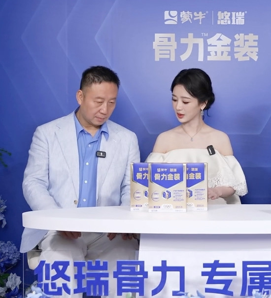 杨紫 把腿合上 我们紫紫对自己爸爸也是严格的形象管理上了以前是爸爸要我们紫紫做文
