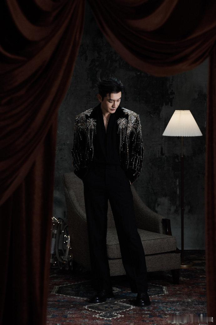 冷脸黄晓明帅我一脸 黄晓明好适合黑色西装，脸上没有过多表情却因清晰轮廓显得格外帅