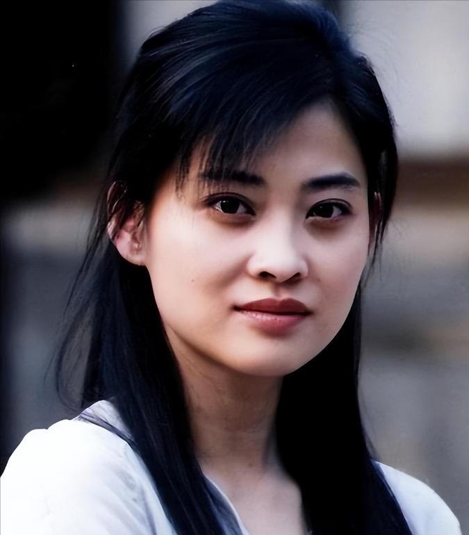 当年，梅婷生孩子时羊水栓塞，生命垂危，医生问家属：“救大人还是救孩子？”关键时刻