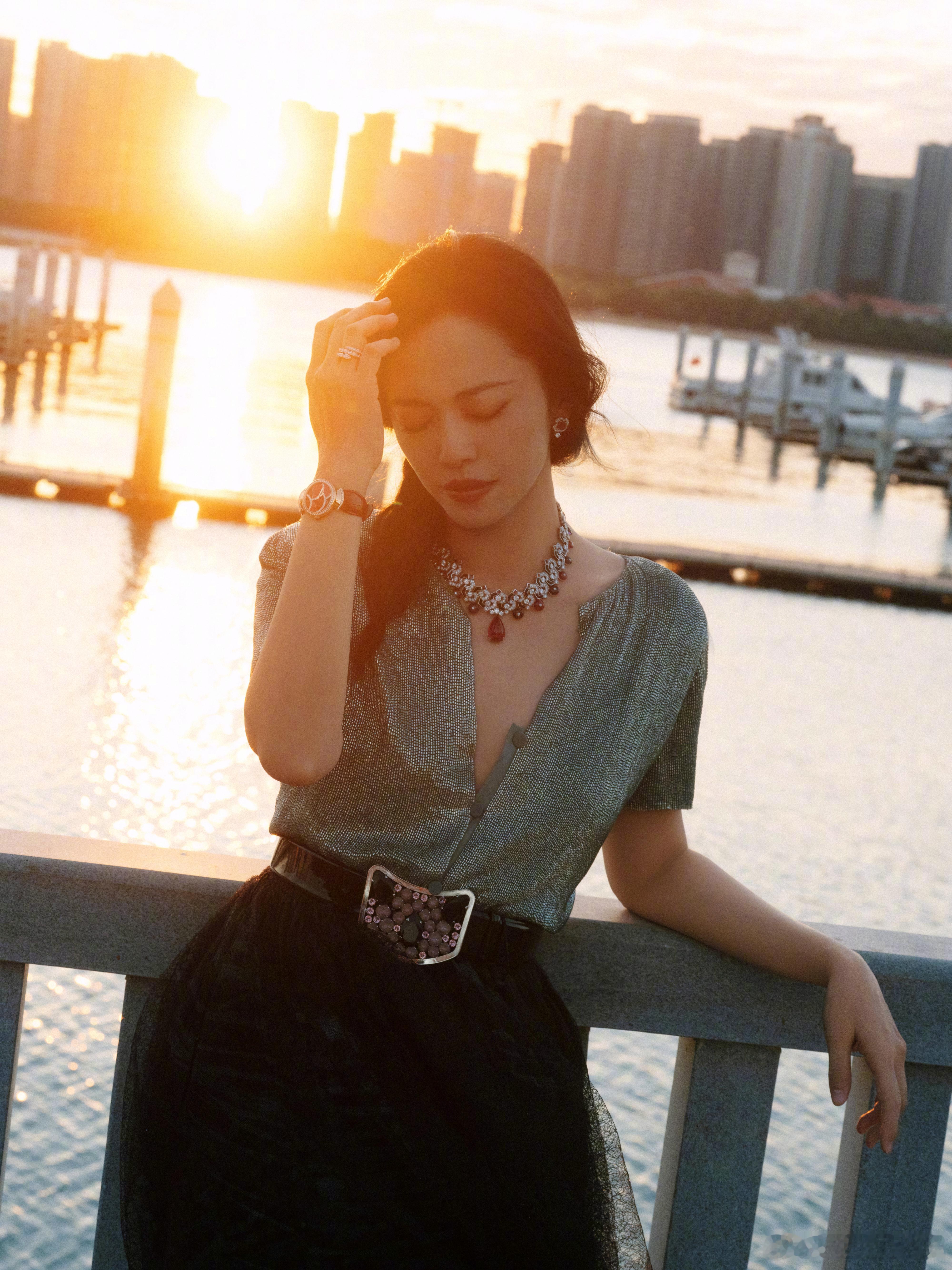 姚晨金鸡闭幕式出图！被姐这组夕阳下的图美到失语！！！霞光漫染间尽显慵懒气场。每一