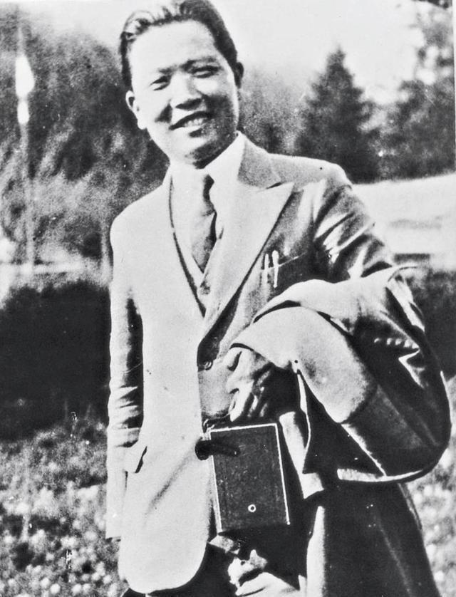 [太阳]1951年春天，新疆迪化监狱里一个戴着镣铐的中年人被临时叫出牢房，他满脸