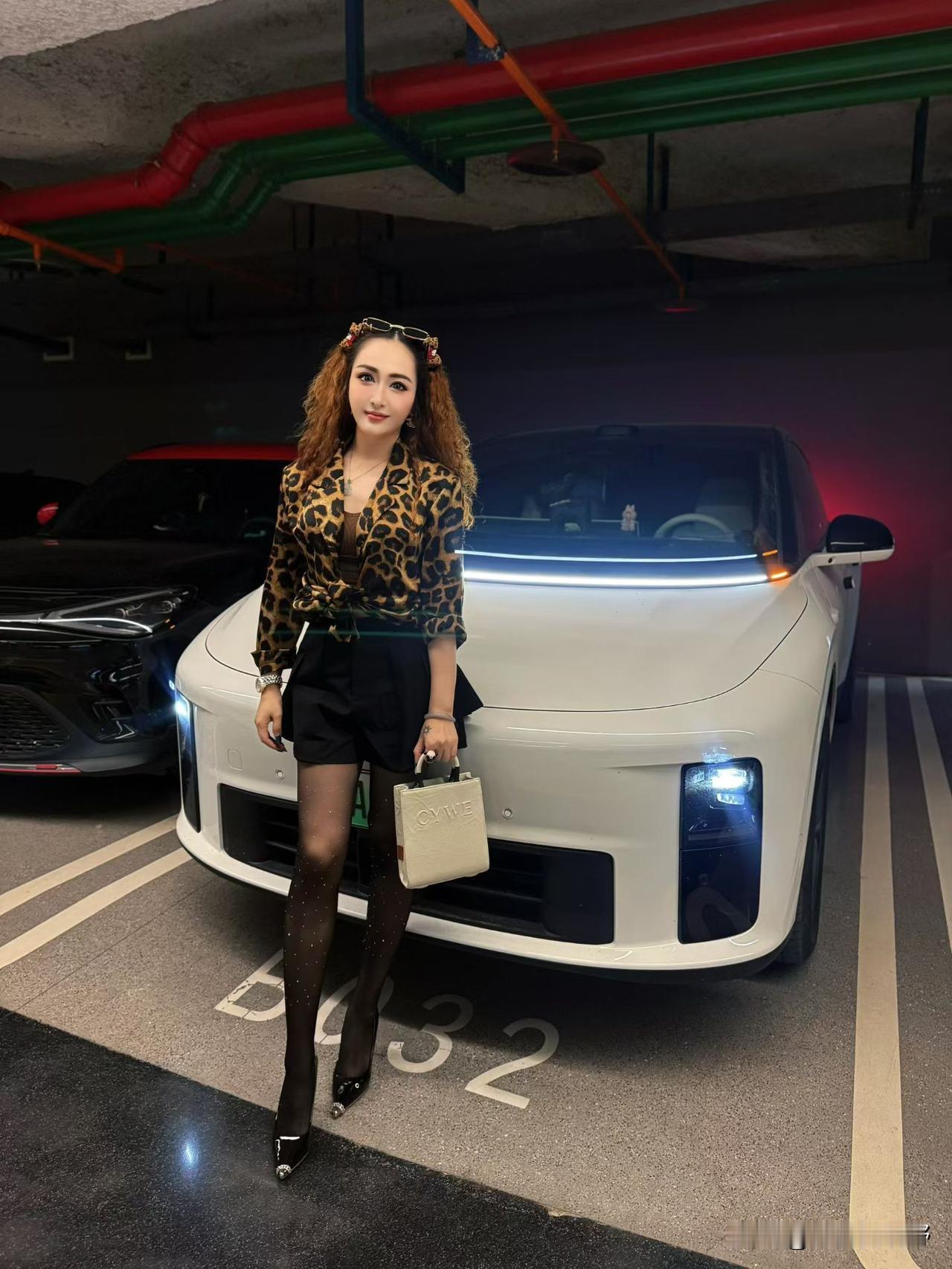 时尚辣妹与豪车合影，尽显奢华与魅力！花海，花中人怎么拍显醉美 花卉美人照 汽车美