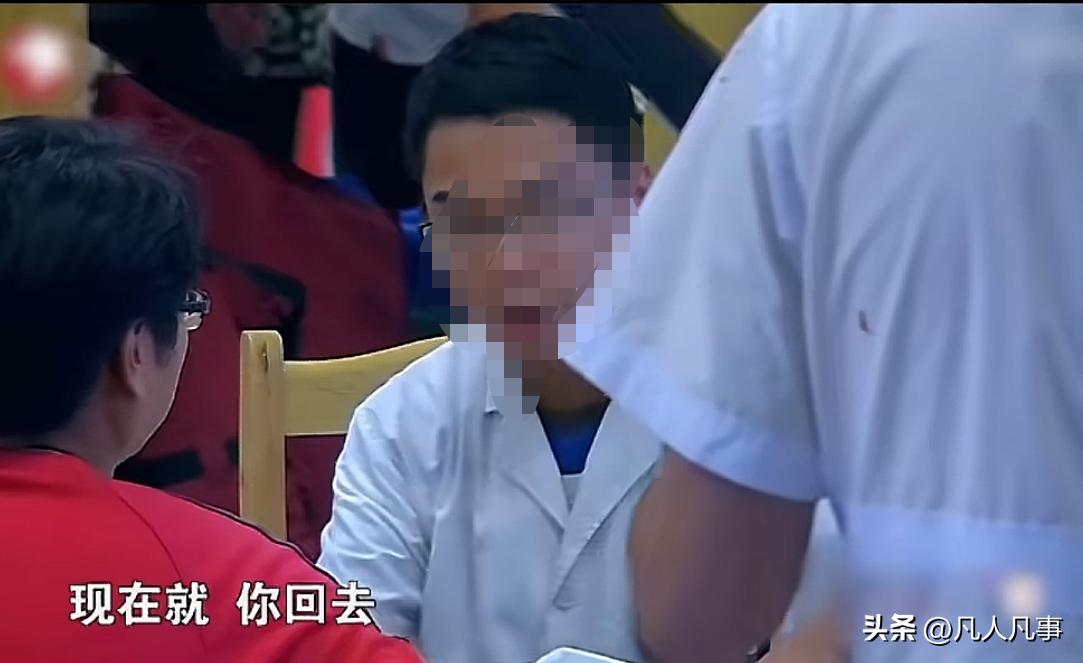 一民工在工地从六楼摔下来，浑身是伤，身为包工头的表哥急忙把他送往医院。
在急症科
