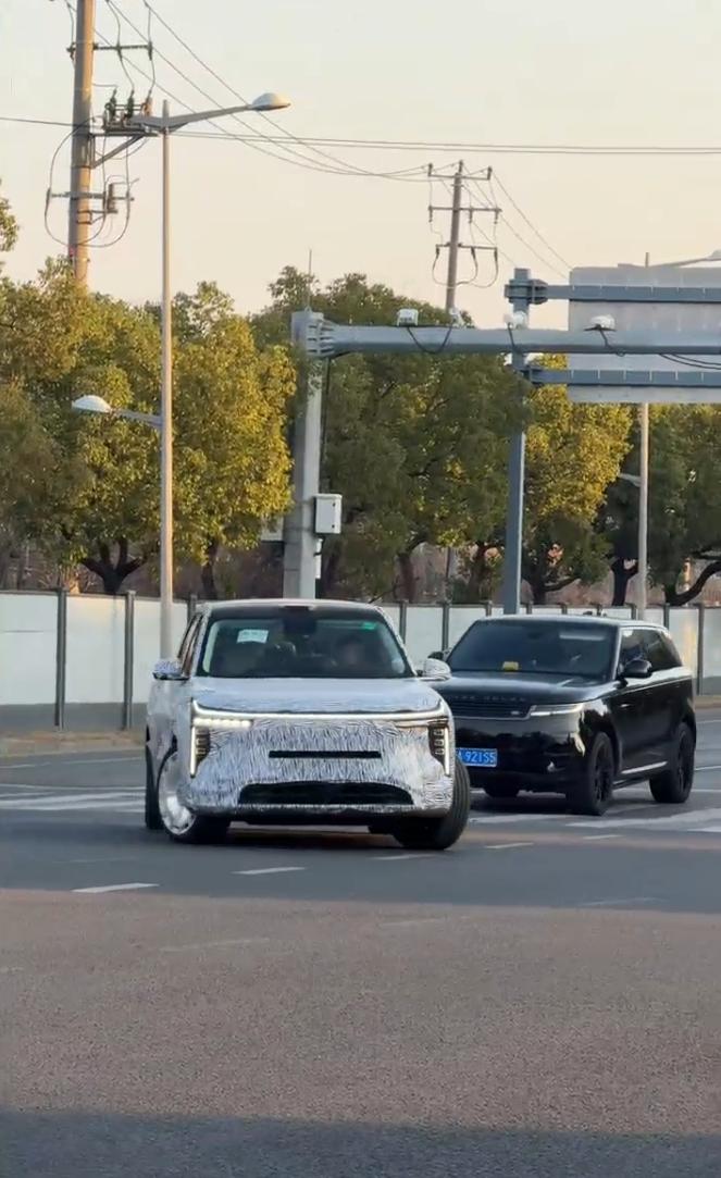 路边偶遇智己LS8伪装车与路虎揽胜运动版同框，视觉冲击力极强。不得不感叹智己今年