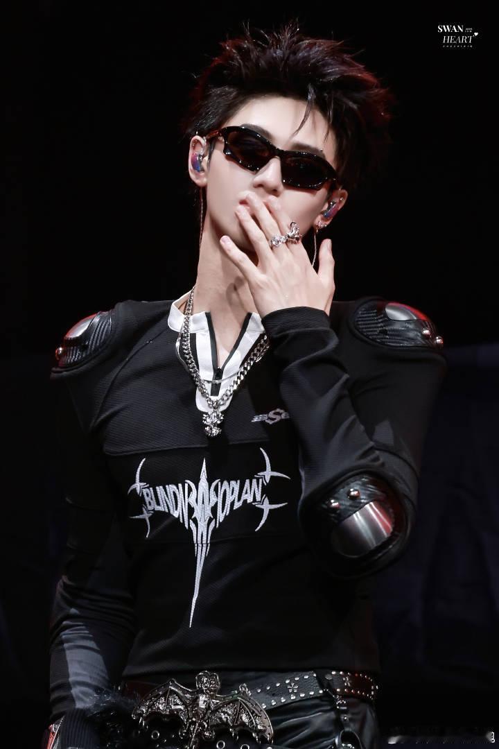 大家提名的心中最美的舞台照片来了张艺兴、虞书欣、梓渝、邓为、朱志鑫、王橹杰、陈浚