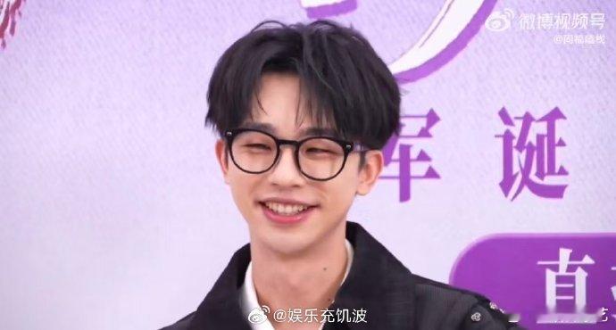 何运晨一句话让微博主持人汗流浃背声鸣远扬直播声鸣远扬探班直播名场面预定！何运晨的