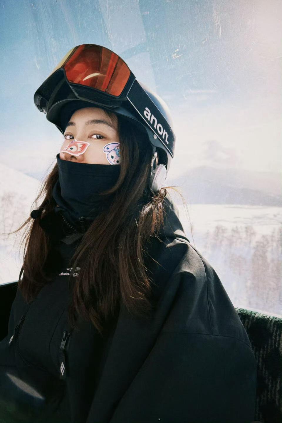 张小斐不认识星黛露 张小斐不认识星黛露看着是滑雪很cool的高智姐姐，但其实是迷