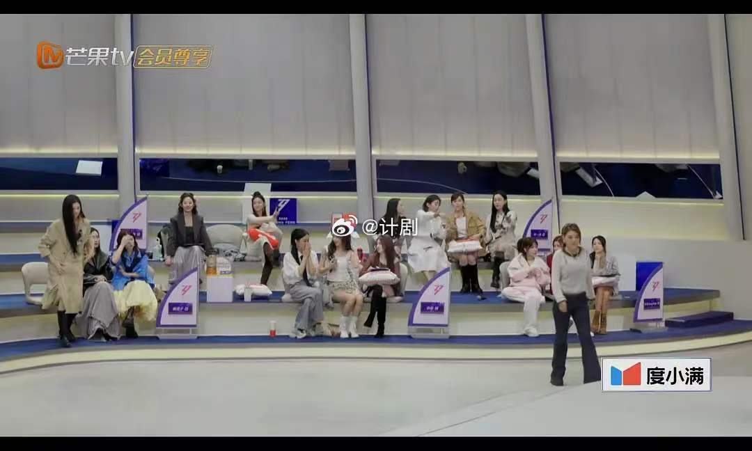 侯宇浪姐直播睡觉 镜头没告诉你的事：侯宇连轴转录节目，任务已经完成，等流程的时候