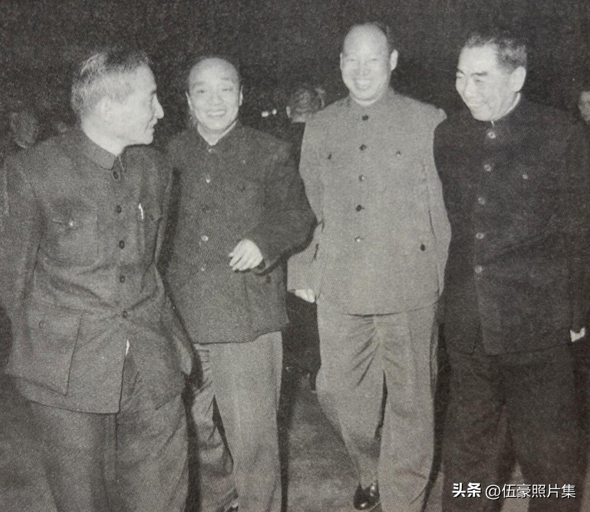 1962年1月，周恩来、陈云、彭真、杨尚昆在一起亲切交流的场景。1962年1月1