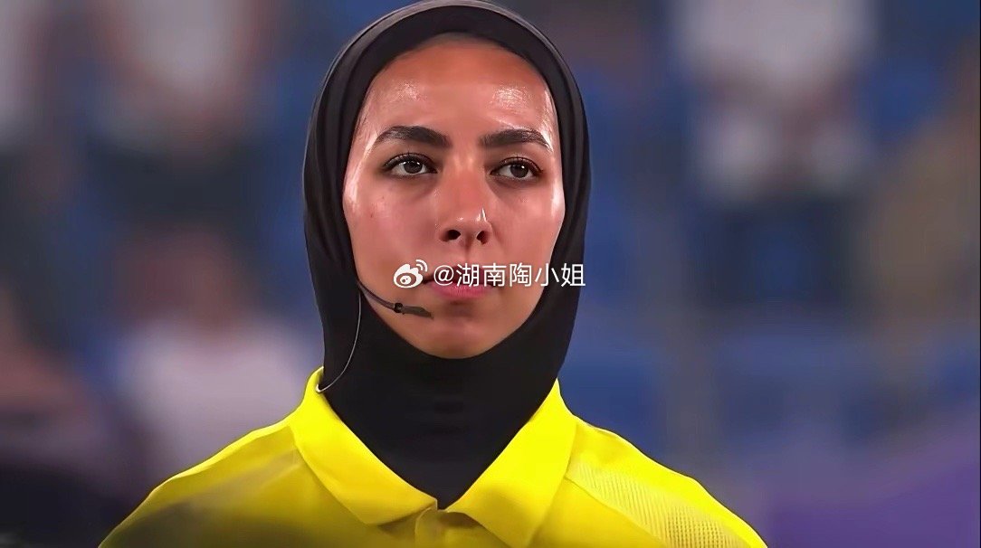 3月2日，女足亚洲杯伊朗对阵韩国。据传，赛前伊朗女足全体球员拒绝唱国歌。不唱国歌