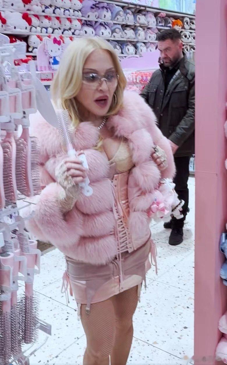 67岁麦当娜街拍状态 女王也爱逛店！麦当娜67岁状态无敌，破纪录演唱会后动作不断