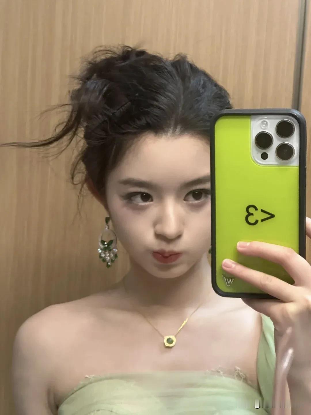 真的好唏嘘
好夸张普通人一辈子都买不起230万的耳环
没想到发生在体制内家庭！？