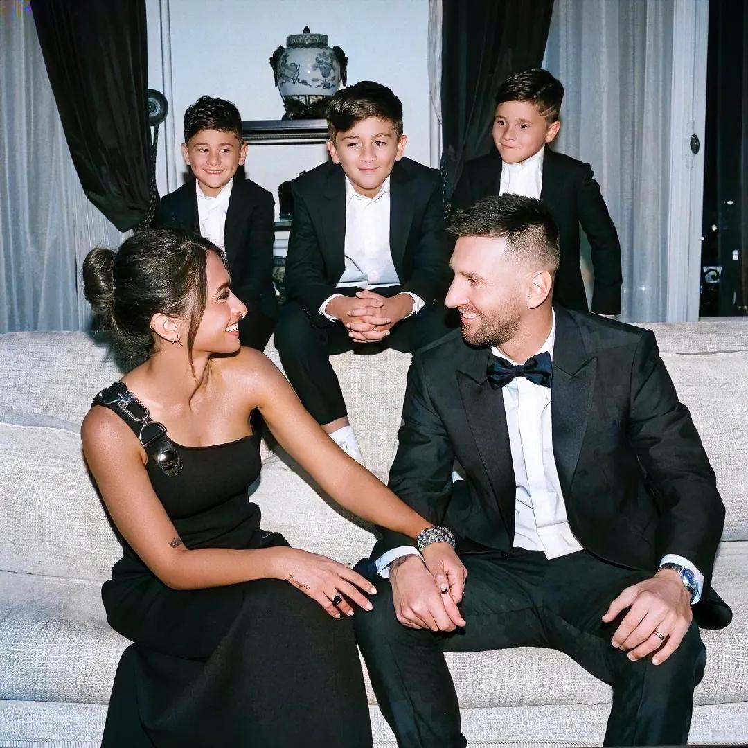 后排仨哥们的表情，真是醉了！“老爹变老八（爸），金球来了，狗粮也吃饱了，妹妹是否