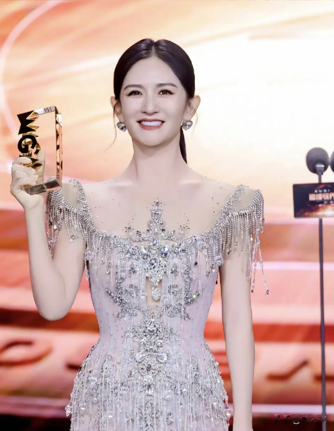 我想起来了，我以前小时候也是特别喜欢谢娜，之前不是很流行说粉谁吗，我第一个想粉的