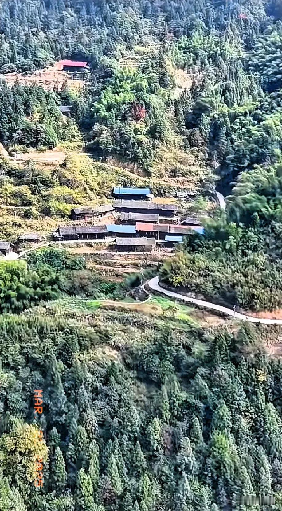 用一句话来概括什么是幸福饿了有饭，渴了有水喝，下雨有伞，冷了有棉衣穿，累了有个窝