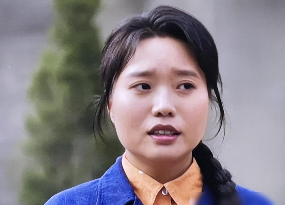 影后梅婷家里，竟要12个人帮忙带娃，自己还抱着孩子崩溃大哭。
 
你没看错。38