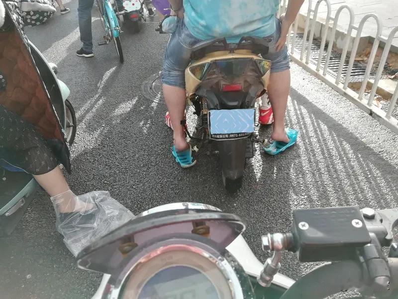 驾驶员故意放倒电动车碰瓷汽车这事儿可太离谱了！6亿的阅读量足以看出大家对这种奇事