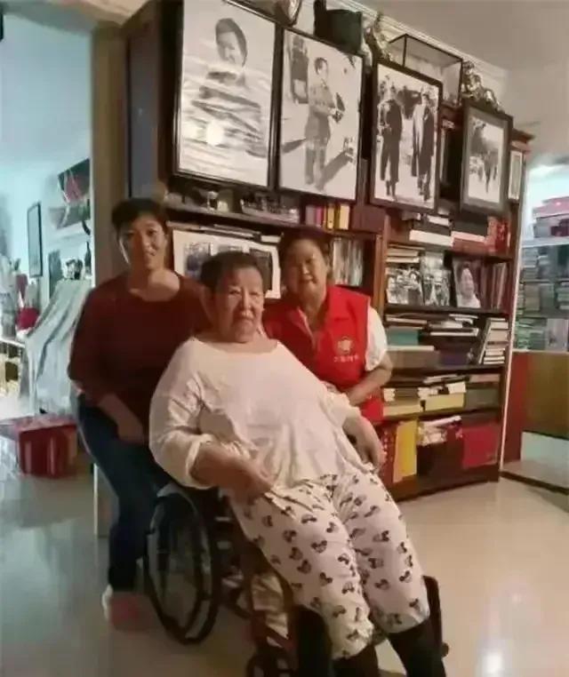 这是毛主席小女儿李讷家里的陈设，房间不大，都是些普通家具，最醒目的就是父母亲的几