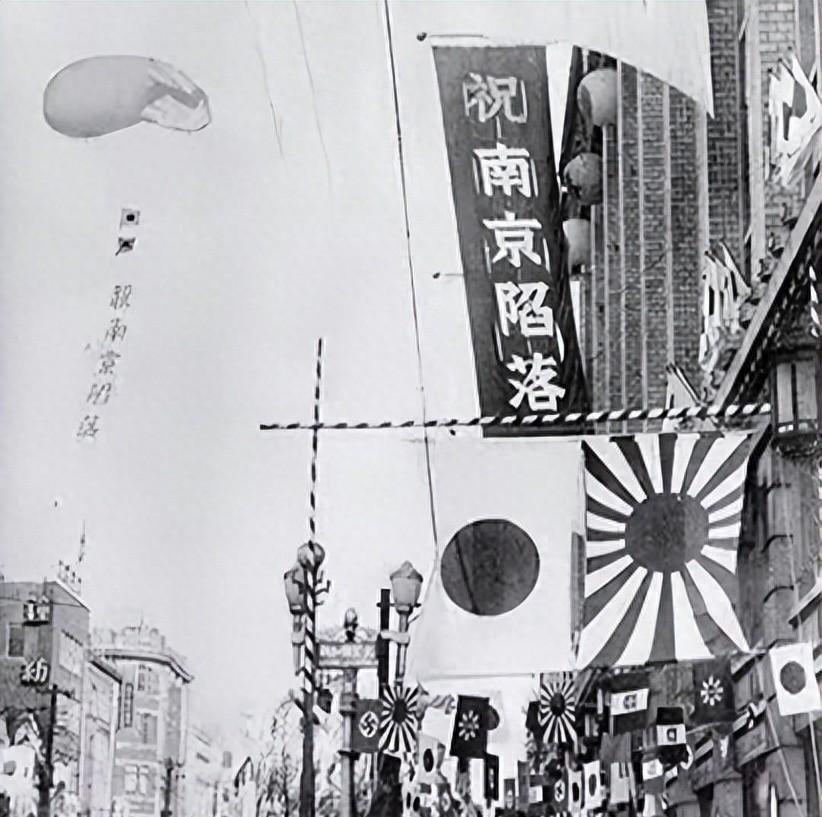 1937年，日军攻入南京，军官庆祝时突遭利斧袭击，刀光下的场面令人心惊！
193
