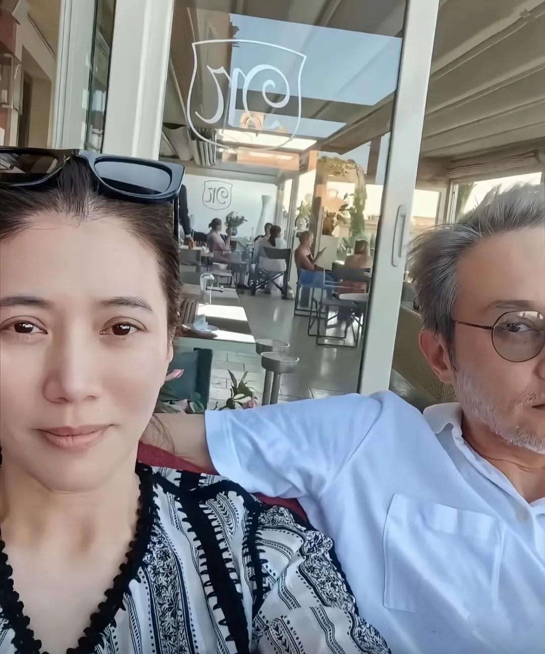 原来帅哥私下是这样的！

张智霖也老了！

头发和胡须都白了

我们在舞台上看到