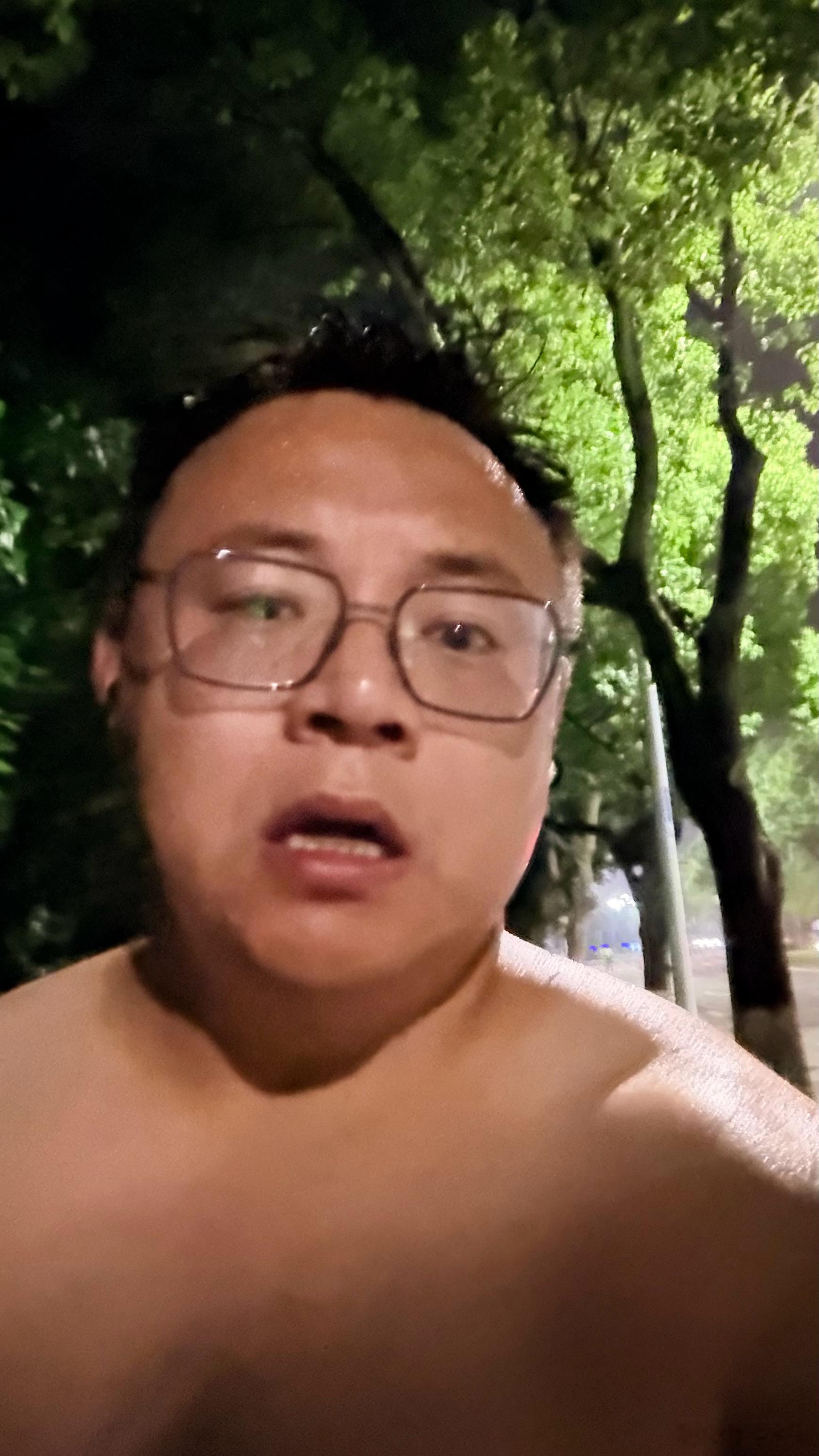 宁波太湿热，我光膀子跑，被叔叔建议穿上。。。他可能怕我一个弱男子在东钱湖边被欺负