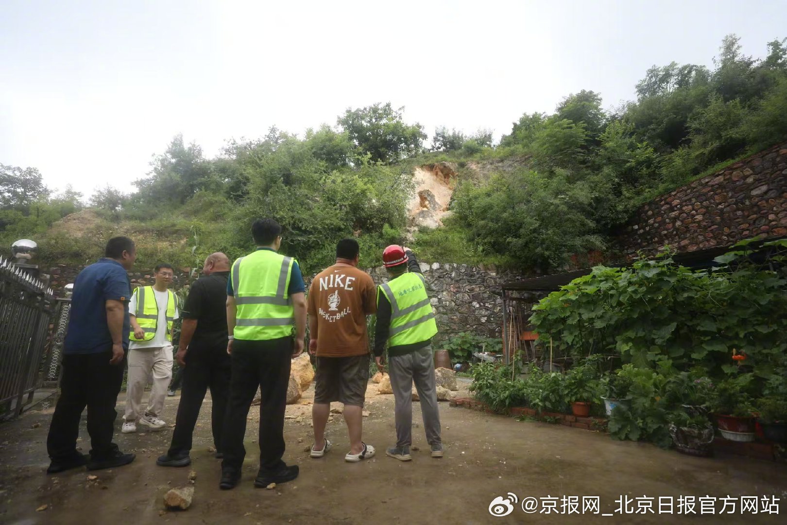 【#老人返村找鸡鹅村书记说我全买了#】#暴雨将至老人冒险返村找鸡鹅# 7月9日，