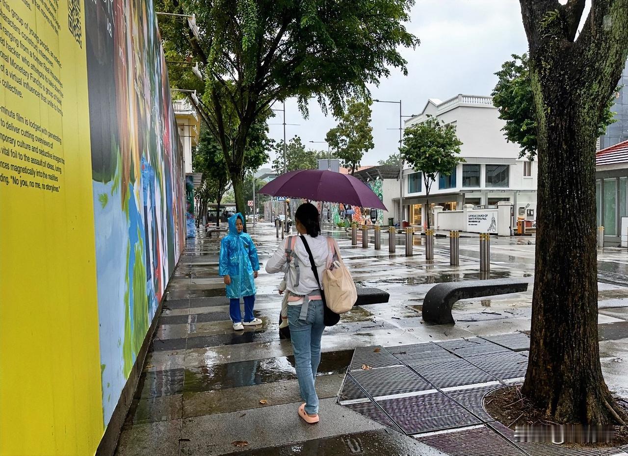（1305）：近日，深圳一天能下20多场雨，对于出门从来不打伞的我来说，却是一场