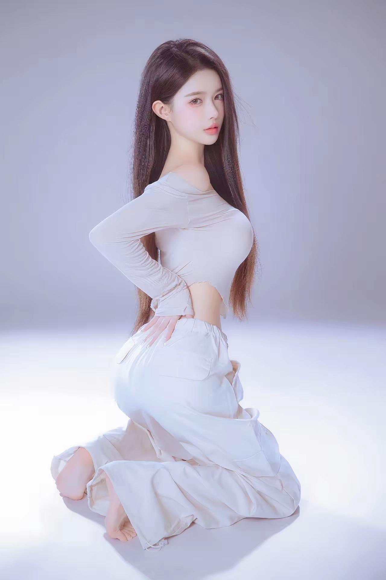 优雅白裙，气质如仙，柔美动人。人到老年最值得炫耀的是什么? 晒一下你手机拍的花草