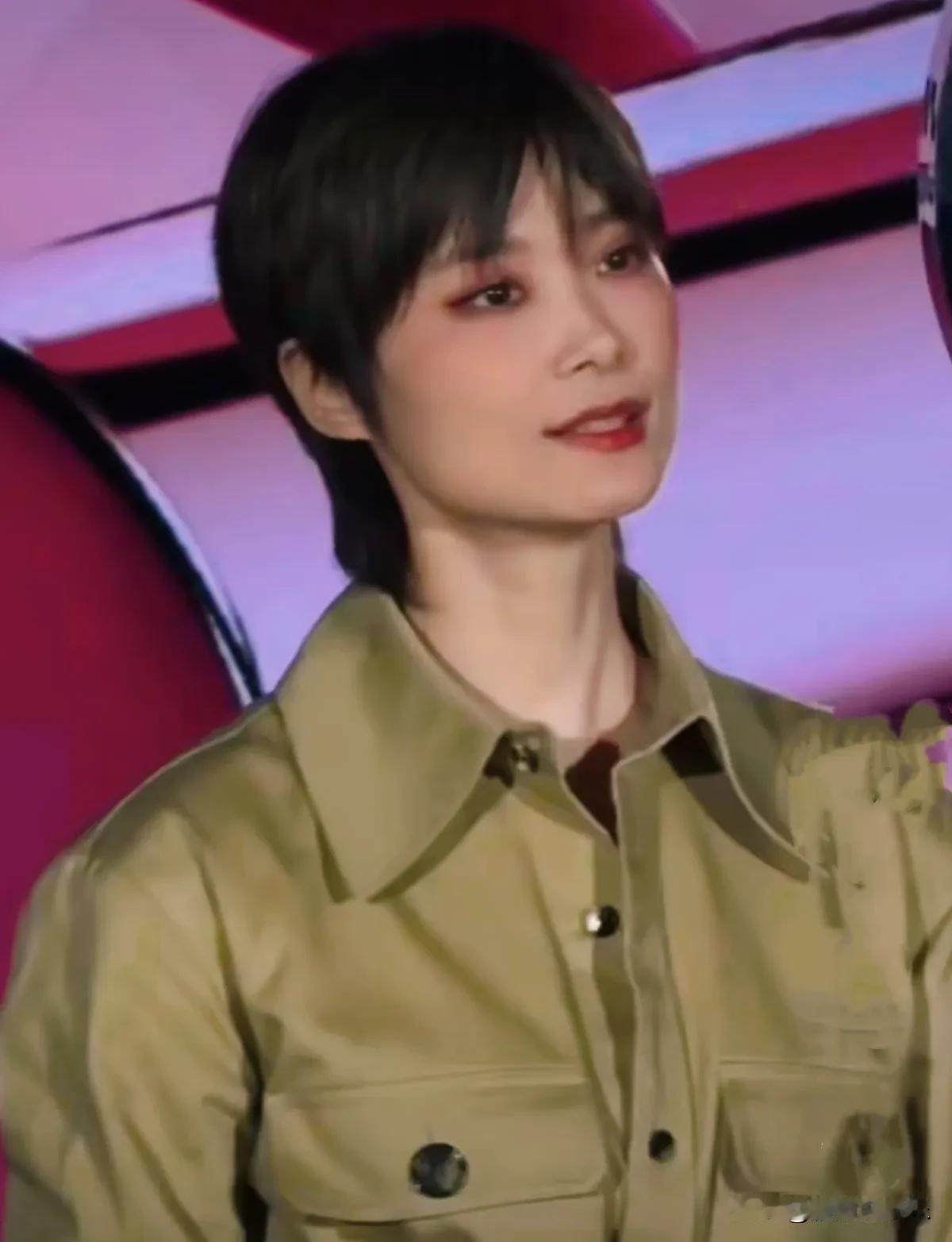 李宇春现身杭州暑期公益活动现场，用歌声温暖童心，传递爱心力量。
近日，中国红十字