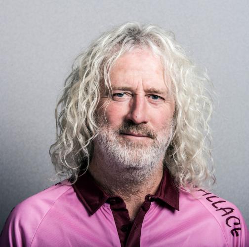 欧洲议会议员米克·华莱士11月23日发文问道：“如果美国对委内瑞拉发动非法且无端