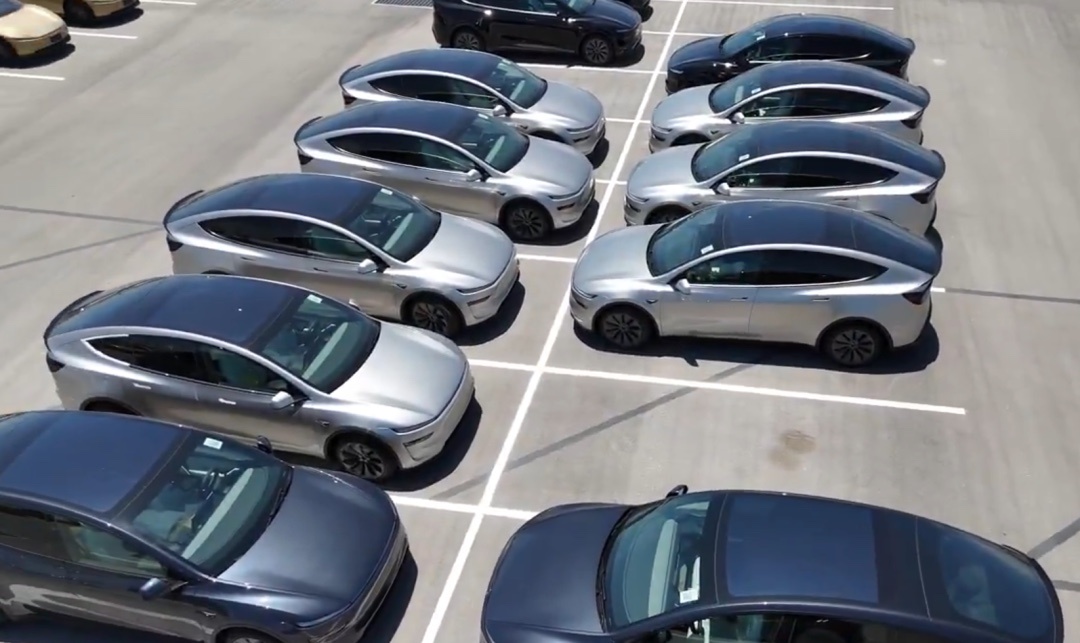 特斯拉新款Model Y L六座版大批展车在得州工厂下线，第一次拍到这么多实车整