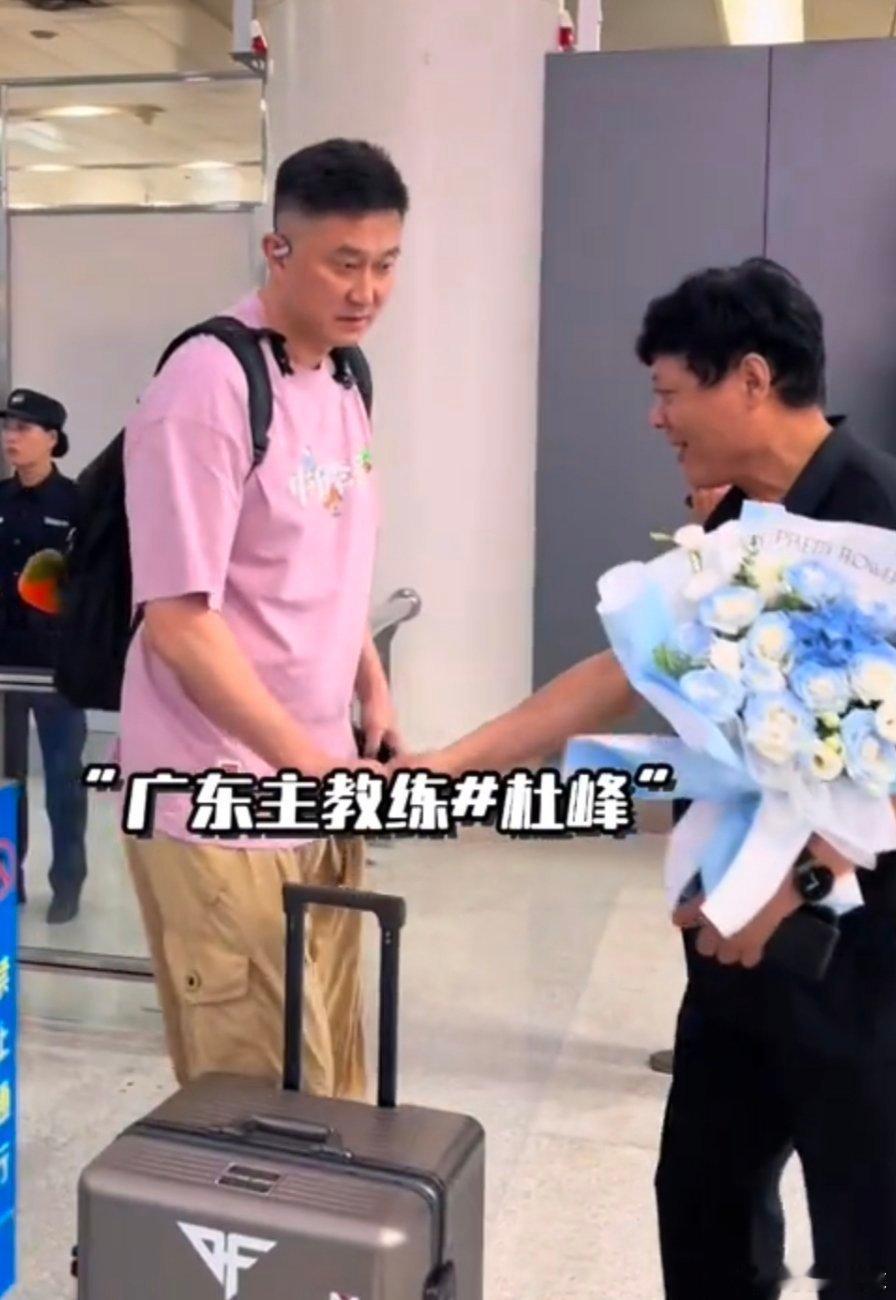 广东全运男篮已抵达山东泰安，明晚对阵考辛斯领衔的肯塔基传奇队，阵容应该和前几站差