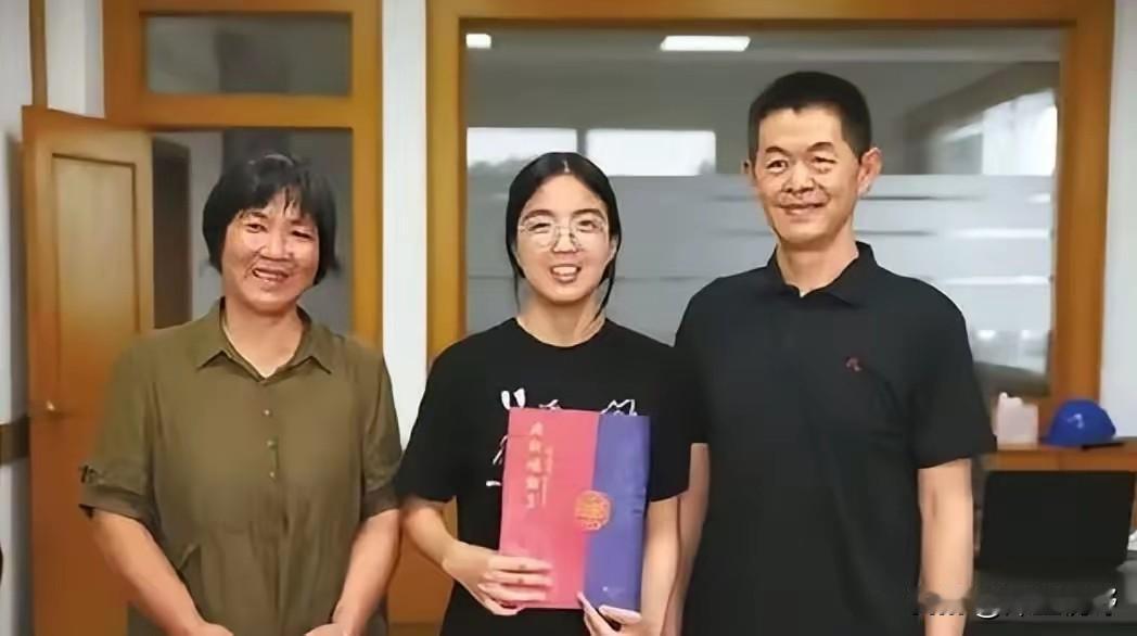 吴玉其是浙江海宁姑娘，命运对这个女孩并不算宽厚。很小的时候，父亲就因车祸离开人世