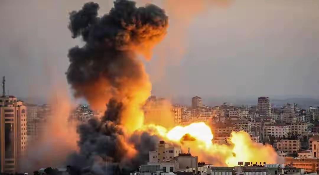 🌙特朗普的烟雾弹终于露馅了！嘴上说打哈尔克岛，手上炸的是格什姆岛；嘴上喊两三周