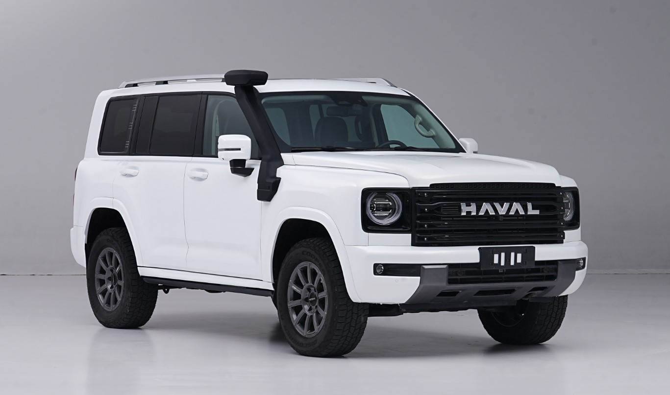 带有涉水喉和“竞技轮圈”样式轮毂的二代哈弗H9，有柴油2.4T和汽油2.0T两个