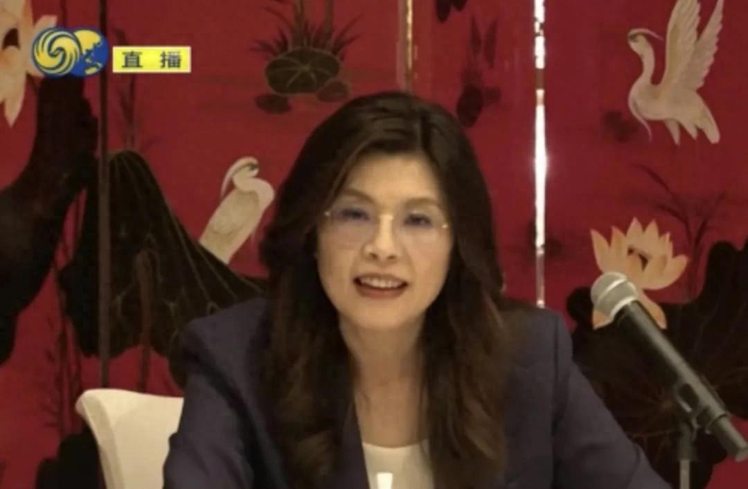 4月10日，中国国民党主席郑丽文在北京召开记者会，凤凰卫视记者在记者会上就两岸和