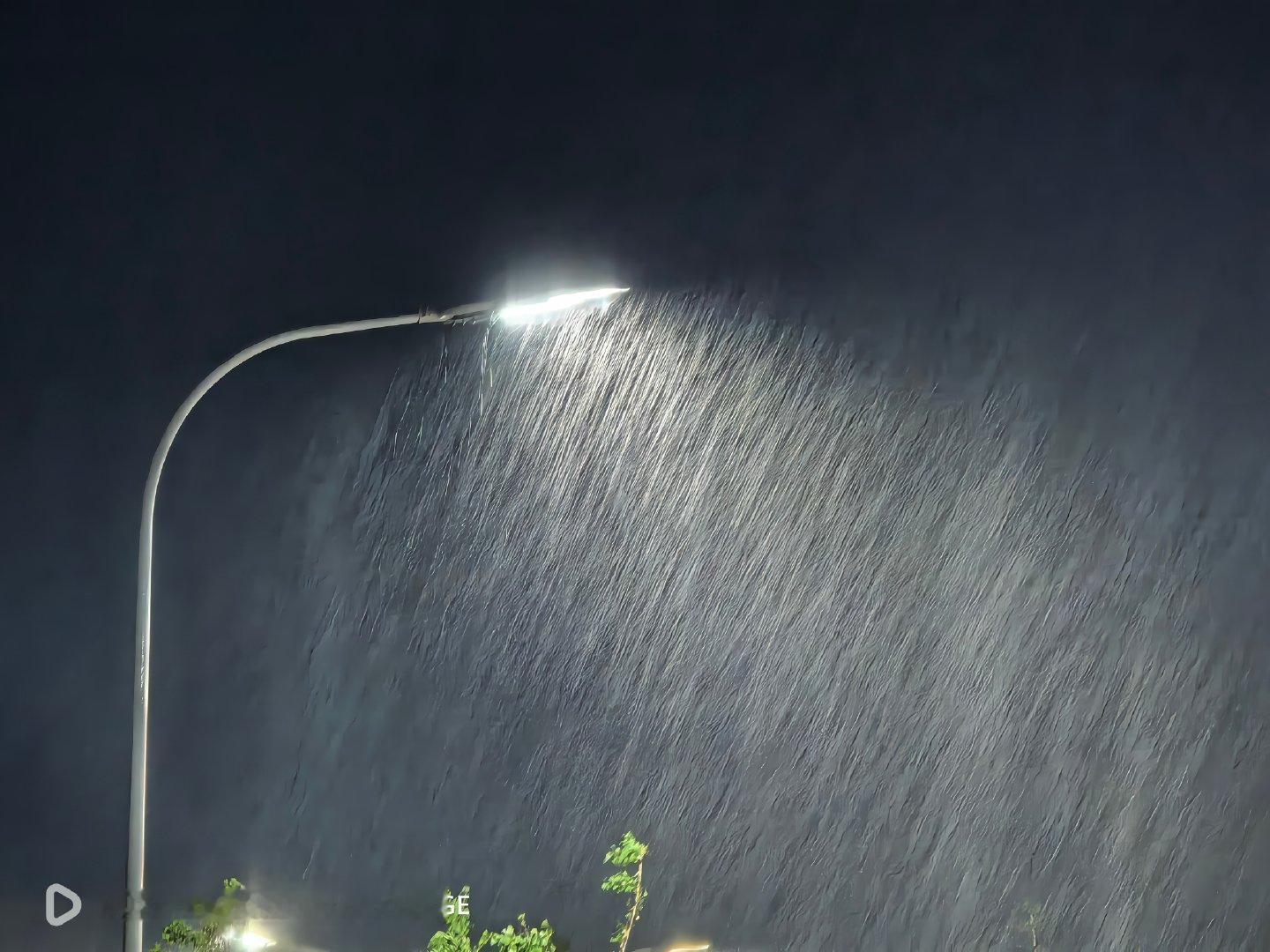 北京大雨 今天北京的这场雨太大了，一直在打雷闪电，风也很大，雨又大又密！！怪不得