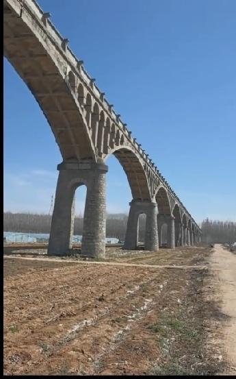 潍坊市昌乐县肖家河渡槽
位于昌乐县红河镇，全长1535米，始建于1976年11月