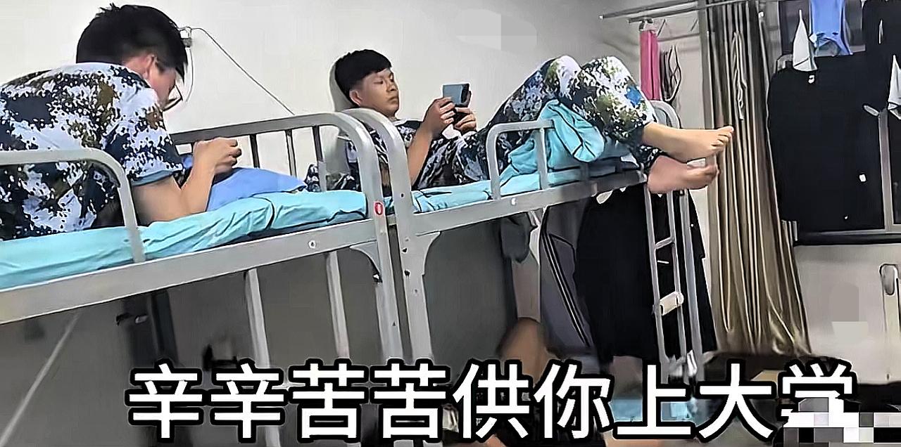 太戳心了！大学生妈妈坐10小时火车到校，推开门看见儿子盯着游戏屏幕，瞬间红了眼！