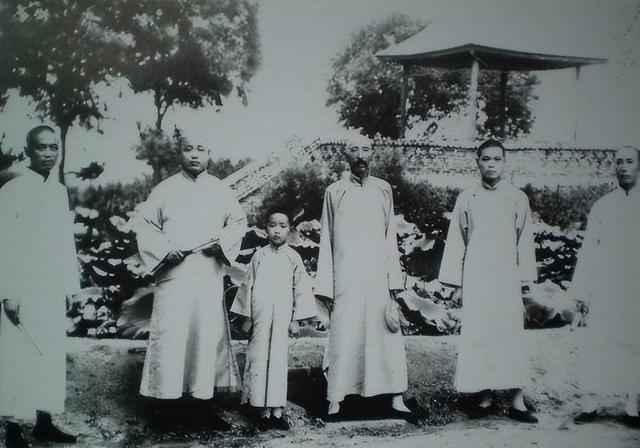 产房外，军士如林，剑拔弩张，一场关乎千年文脉的分娩，正屏息以待。

1920年大