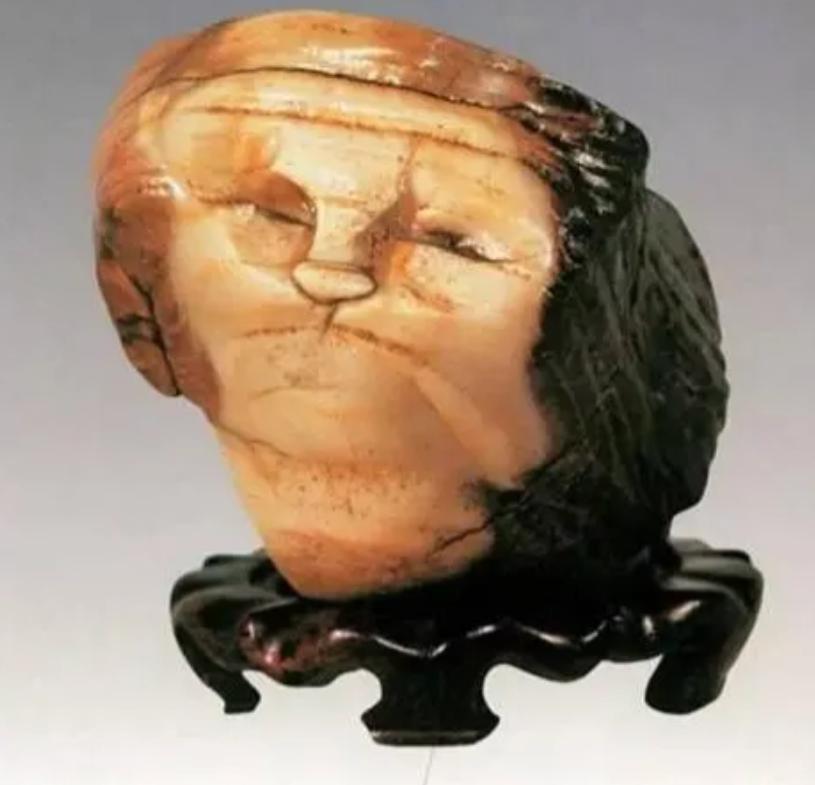 1997年，宁夏小伙在中蒙边境出差时用150元买下一块“人面石”，没想到4年后经