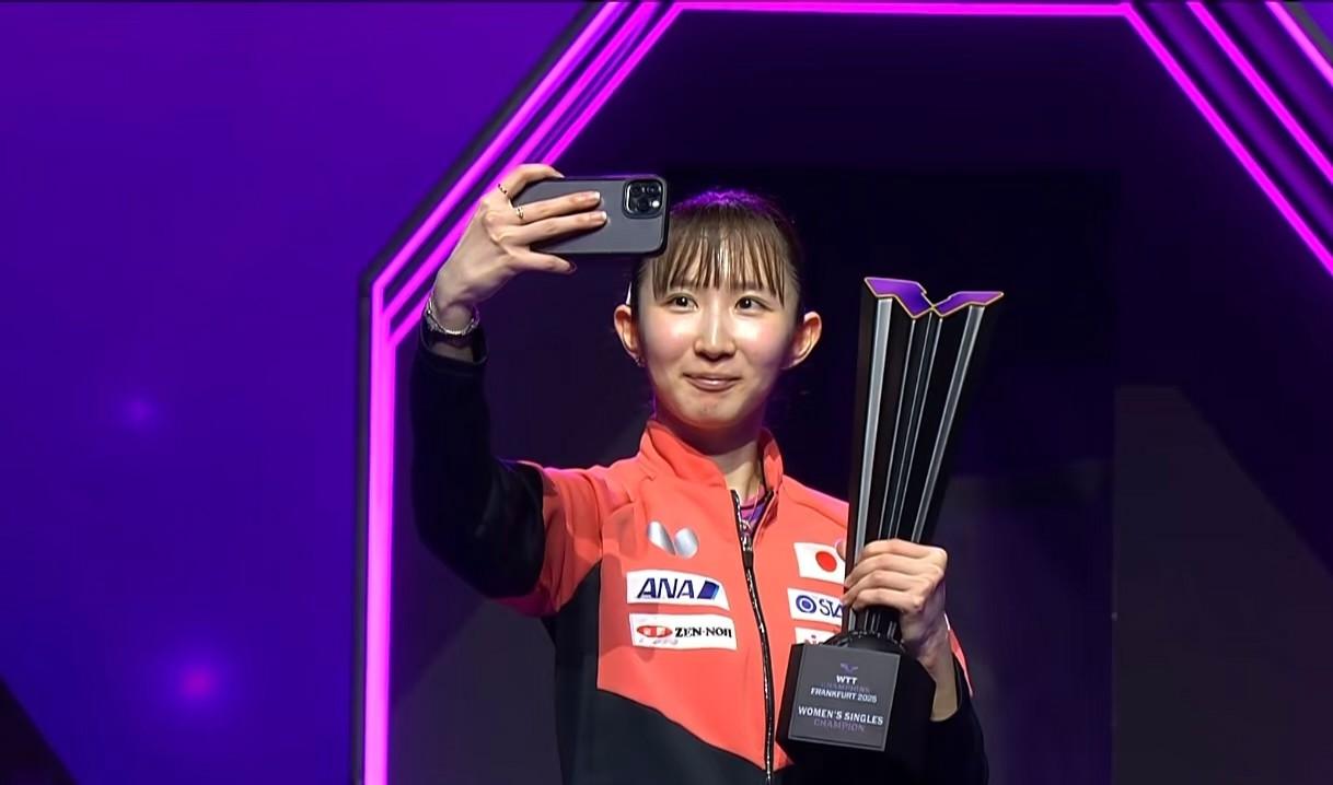 早田希娜这回不哭了

终于捧杯了

张本美和这下真的要哭了，决胜局两分之差输给早