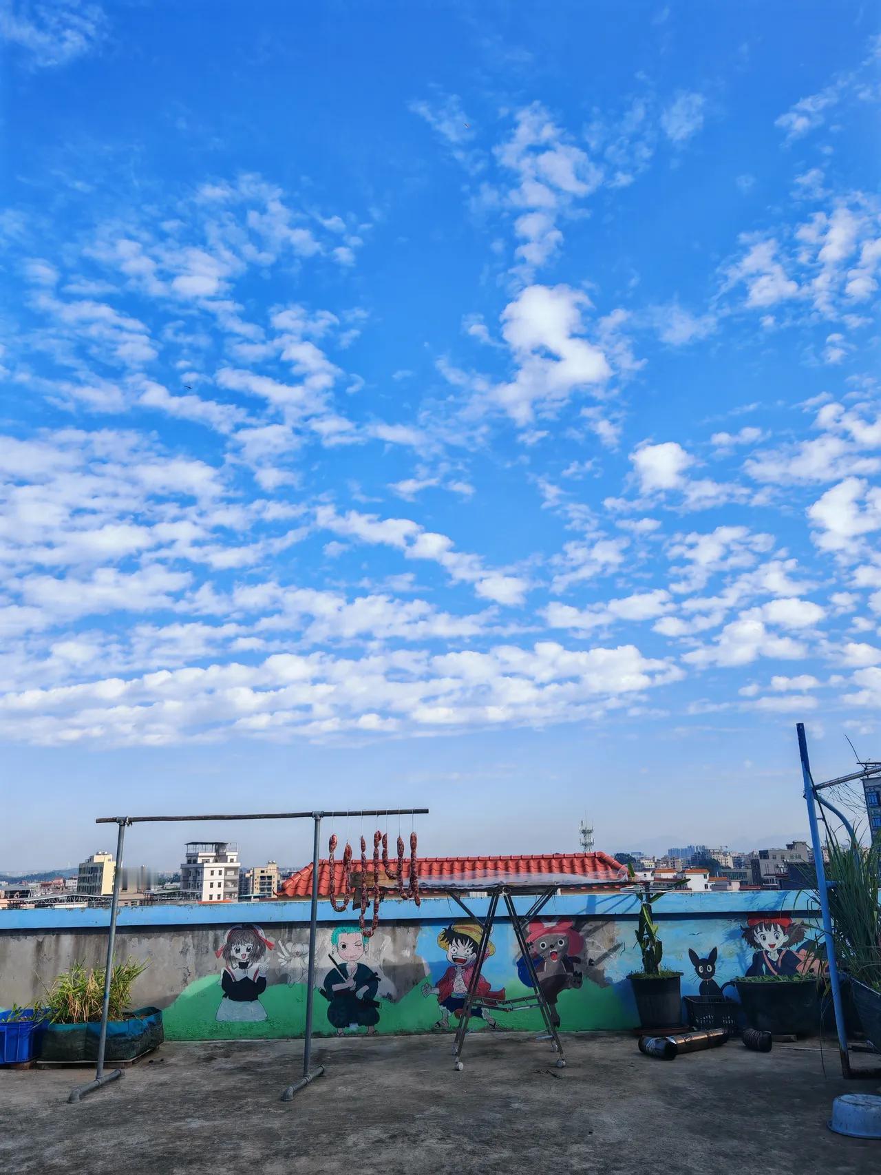 广东有个小夫妻离婚时，两岁娃判给女方，男方每月给1500块抚养费。

四年后这男