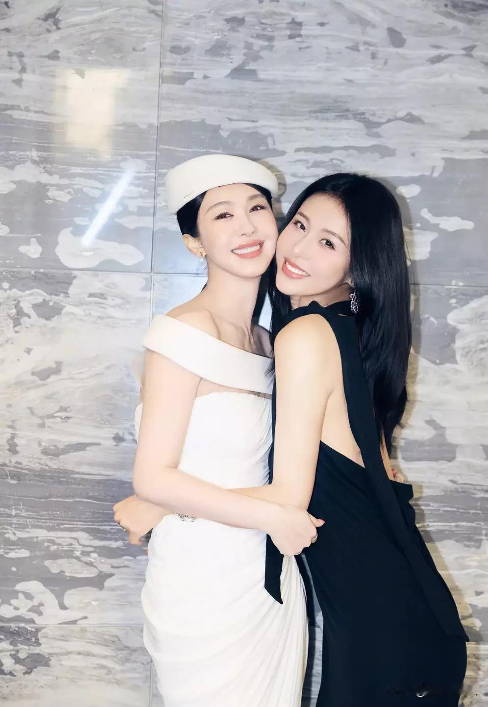 《贾青李菲儿黑白配合影引爆热议：娱乐圈稀缺的真实友情》
 
贾青在社交平台晒出与