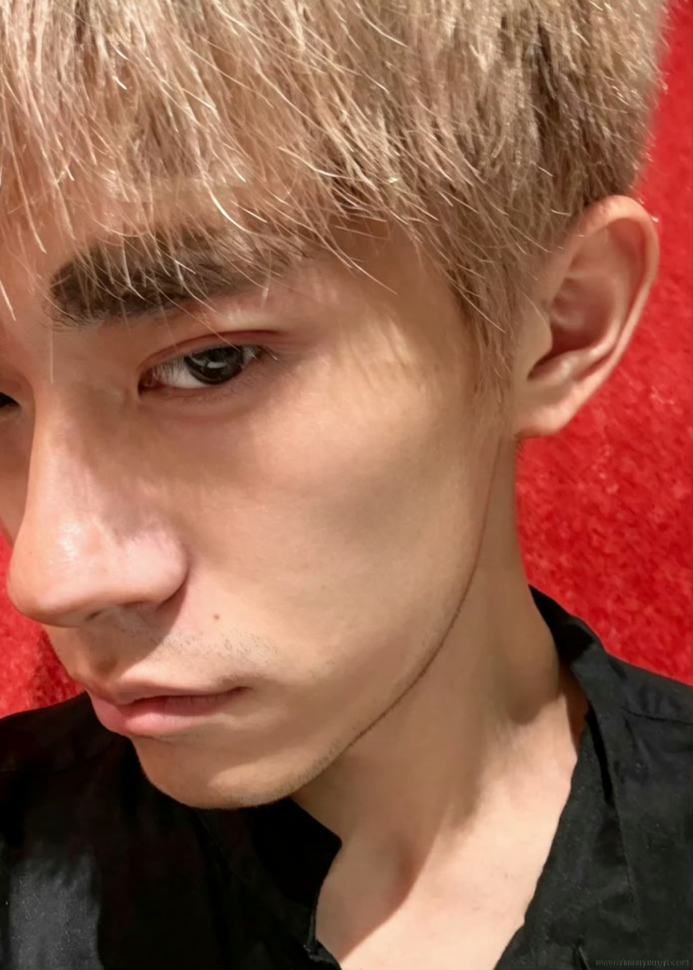 谁懂啊！的素颜很曼妙！皮肤状态也太顶了！胡茬+素颜，皮肤细腻到发光，原生感帅哥实