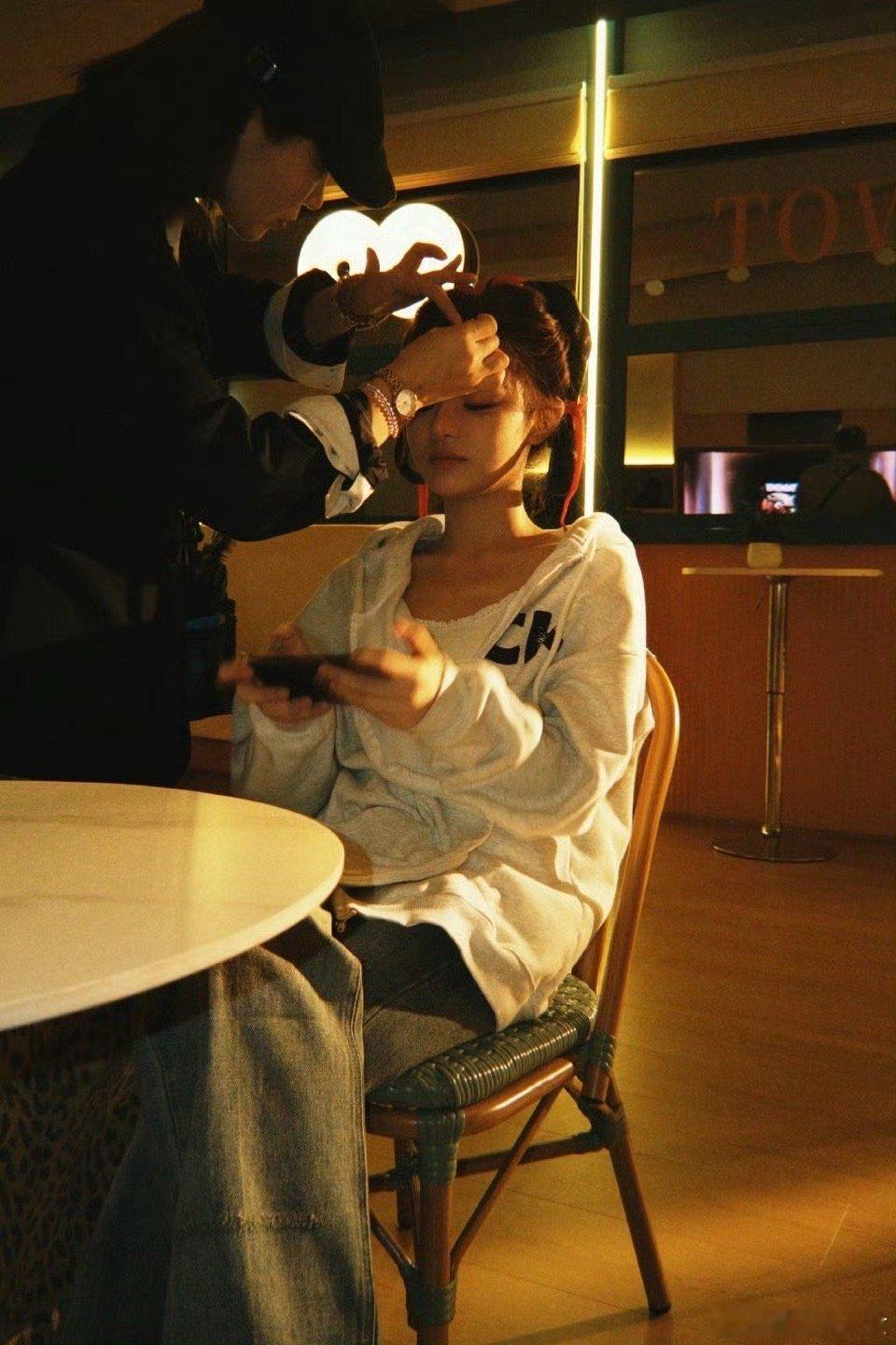 顶光泼洒，黄霄雲的声线自带聚光，每一个转音都穿透空气，亮得滚烫。