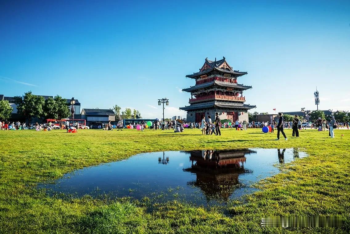 大同市是个干旱少雨的地方，绿草坪非常娇贵，在这里是个稀缺东西。以前也铺设过，即使