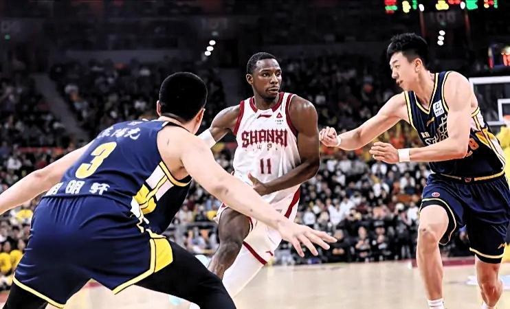 这比赛看得人手心冒汗啊！

广东队今晚真是过山车式胜利——第三节一度领先16分，