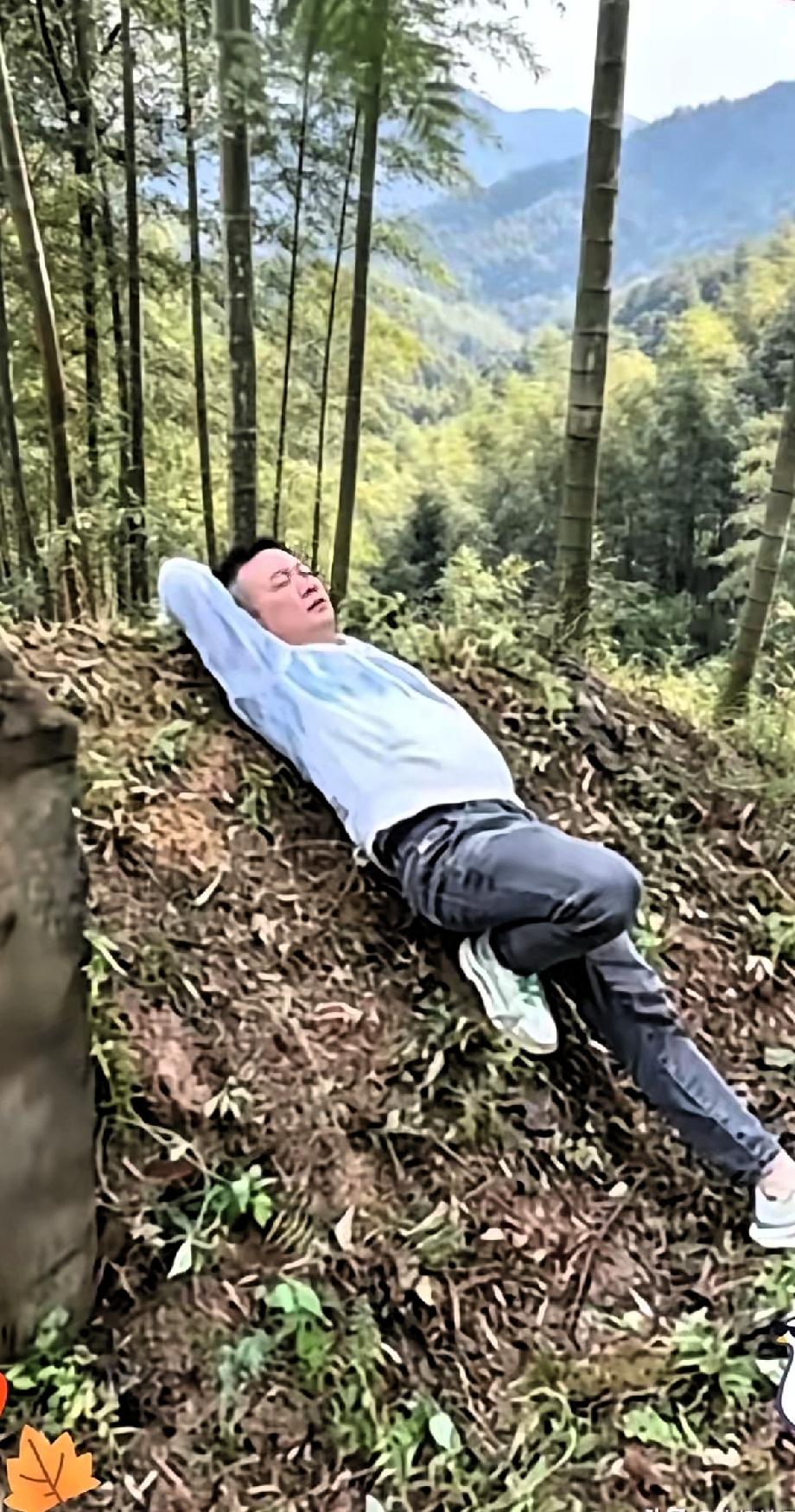 清明节这一幕，看哭无数网友，满心都是心疼。一位男子上完坟，静静躺在父亲的坟头，他