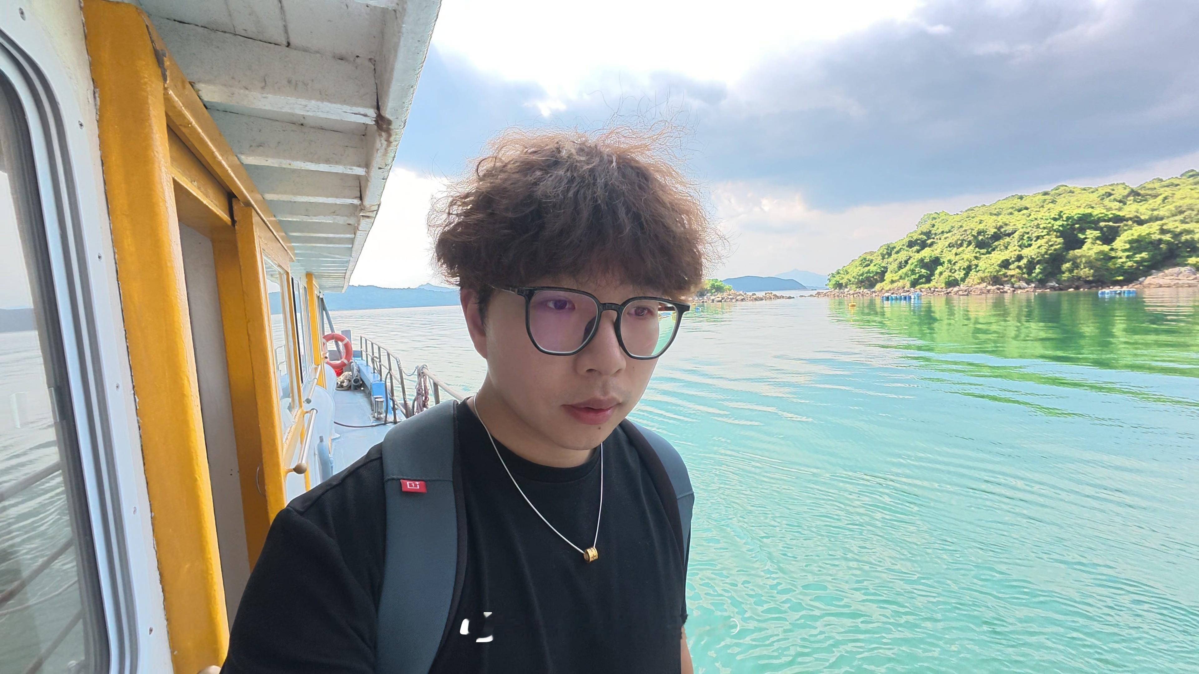 在这里，平日登岛一天只有两艘船周末也只能定点定时可以登岛也就意味着 这里最多也不